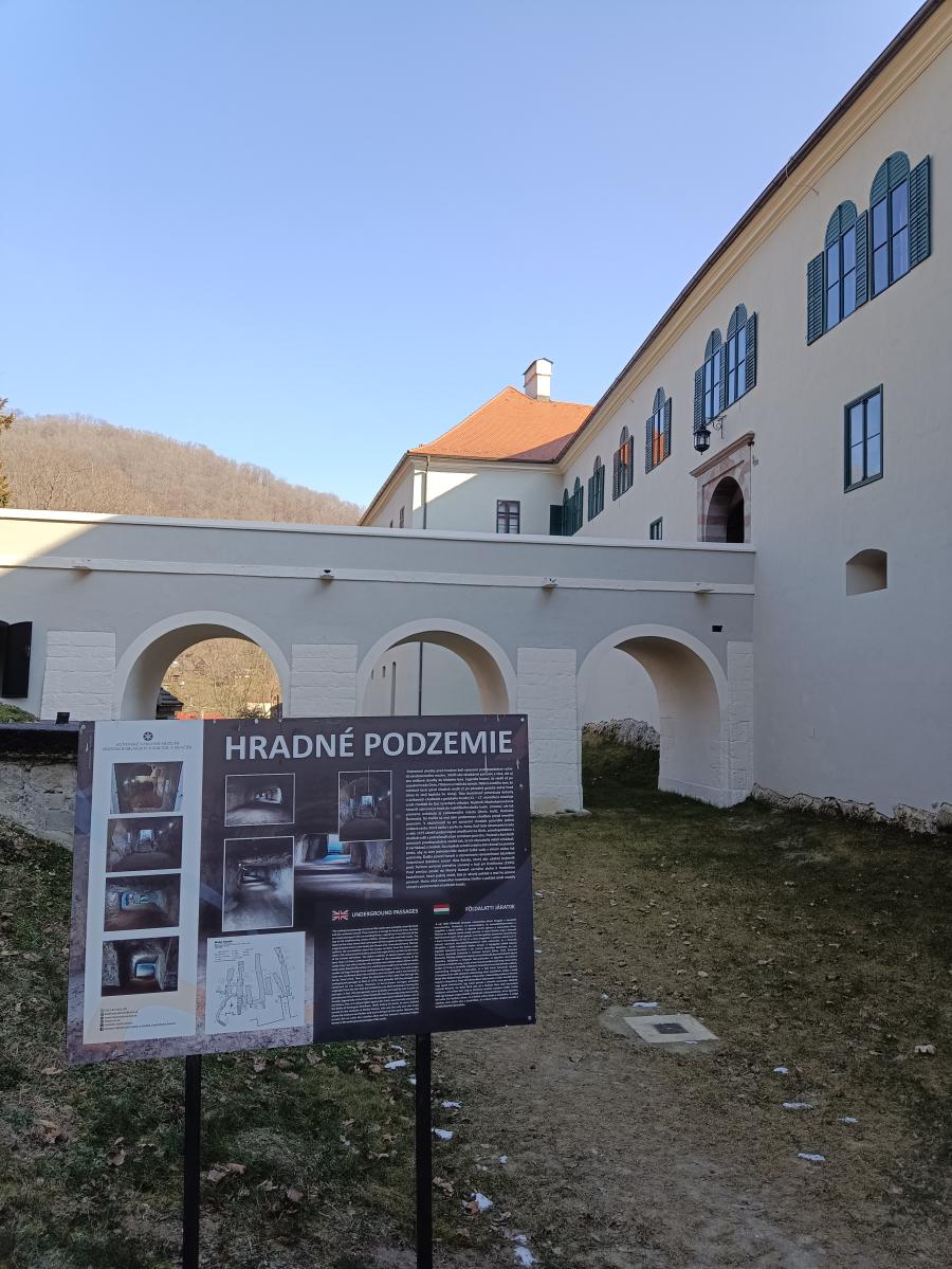 Hrad Modrý Kameň - vstup do podzemia Fotogaléria
